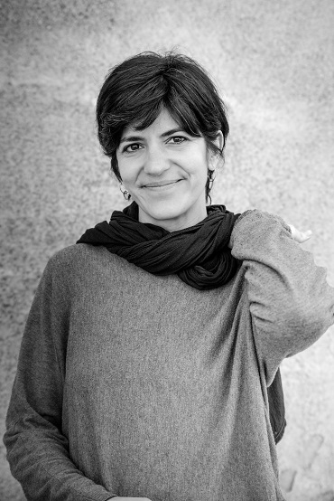 fotografia de la devi sonriendo